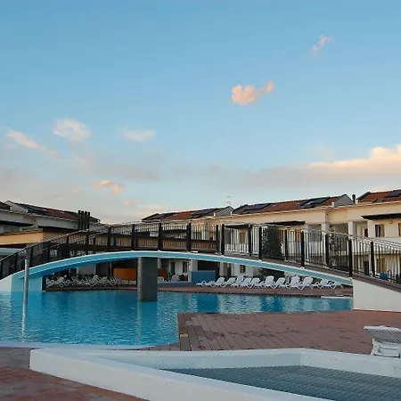 Comfortable Family With Swimming Pool Διαμέρισμα